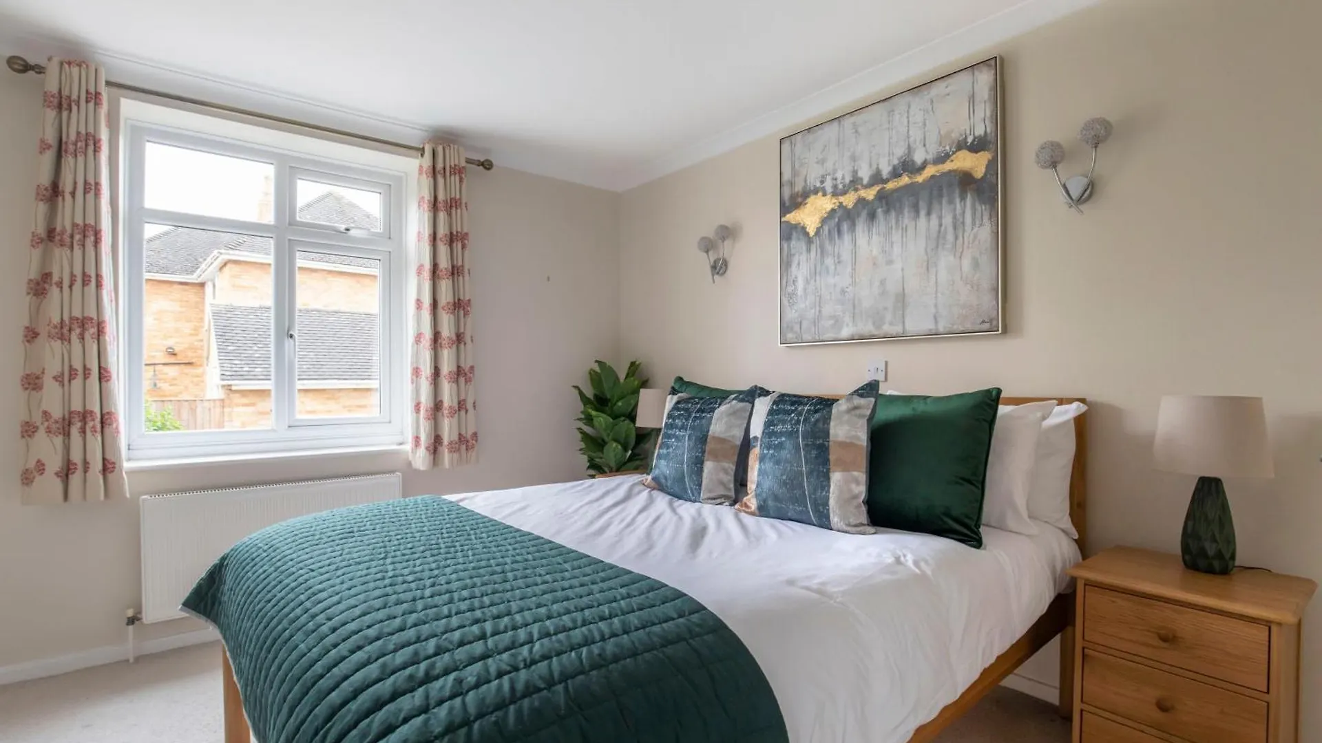 Central 1 Bedroom Apartment With Parking GLOUCESTERSHIRE