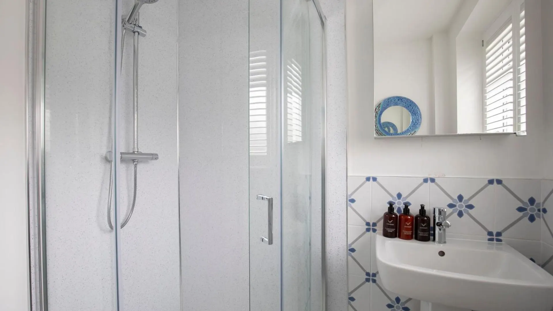 Central 1 Bedroom Apartment With Parking GLOUCESTERSHIRE