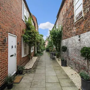  Apartment The Mews Cottage, With Parking, United Kingdom