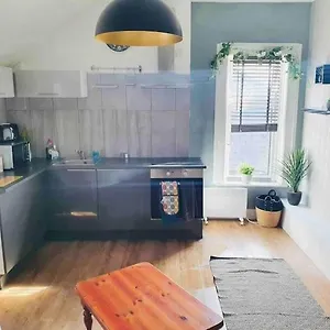  Apartment Cosy Top Floor Flat! Self Check-in & Free Parking United Kingdom